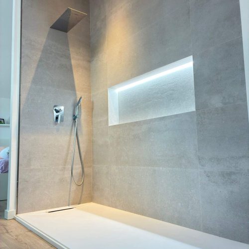 Baño abierto a la habitación mobiliario aja lavabos en porcelana acabado piedra