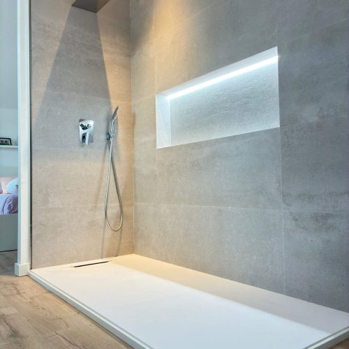 Baño abierto a la habitación mobiliario aja lavabos en porcelana acabado piedra(1)
