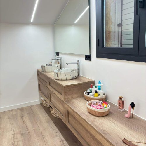 Baño abierto a la habitación mobiliario aja lavabos en porcelana acabado piedra(7)