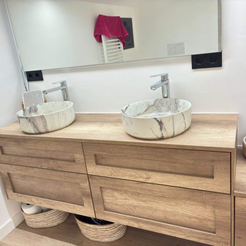 Baño abierto a la habitación mobiliario aja lavabos en porcelana acabado piedra(8)