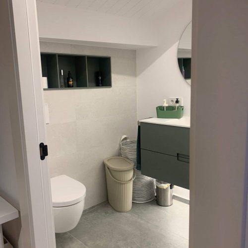 Baño buhardilla mobiliario aja grifería Ramon soler plato de ducha de obra
