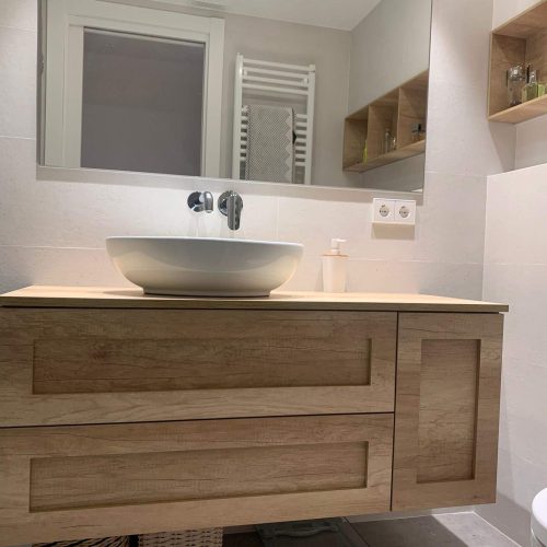 Baño matrimonio mobiliario Aja grifería Ramon Soler(2)