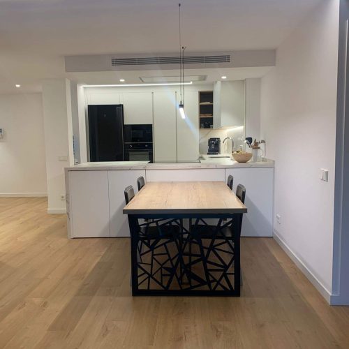 Cocina marca Armony blanco nubola con encimera de Dekton
