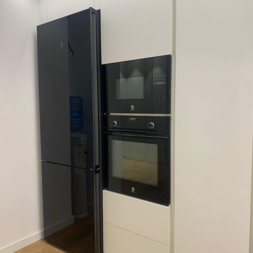 Cocina marca Armony blanco nubola con encimera de Dekton(2)