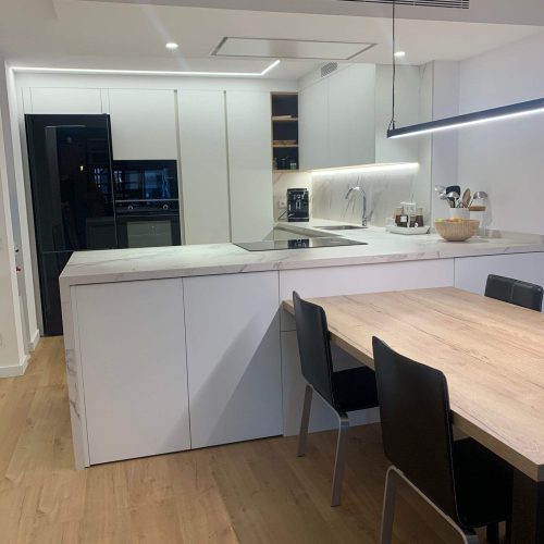 Cocina marca Armony blanco nubola con encimera de Dekton(4)