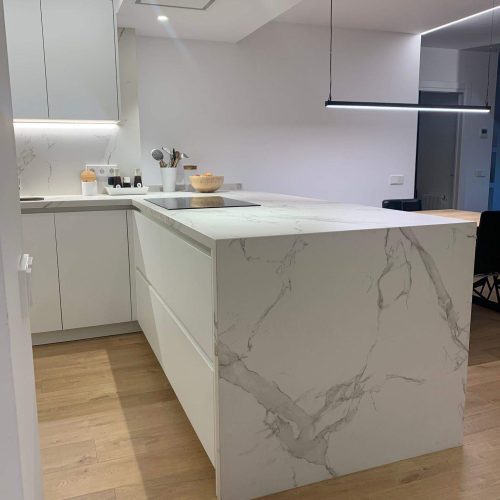 Cocina marca Armony blanco nubola con encimera de Dekton(5)