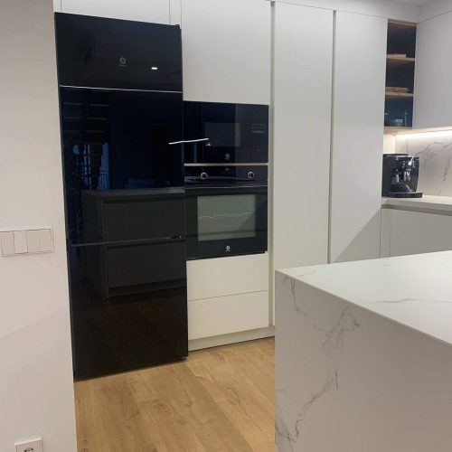 Cocina marca Armony blanco nubola con encimera de Dekton(6)