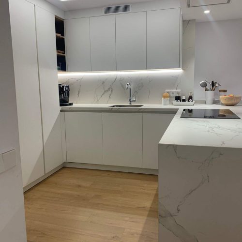 Cocina marca Armony blanco nubola con encimera de Dekton(7)