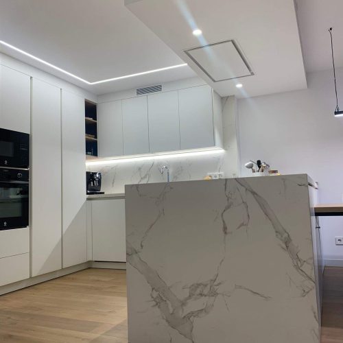Cocina marca Armony blanco nubola con encimera de Dekton(8)